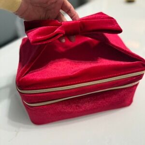 Red velvet‎ Estee Lauder makeup bag with a bow